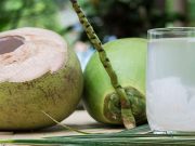 গরমে দেহ-মনের আরাম পেতে ডাব খান